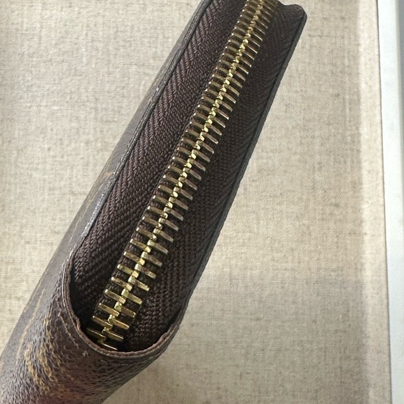 Louis Vuitton Monogram Zippy Wallet - Picture 4 of 8